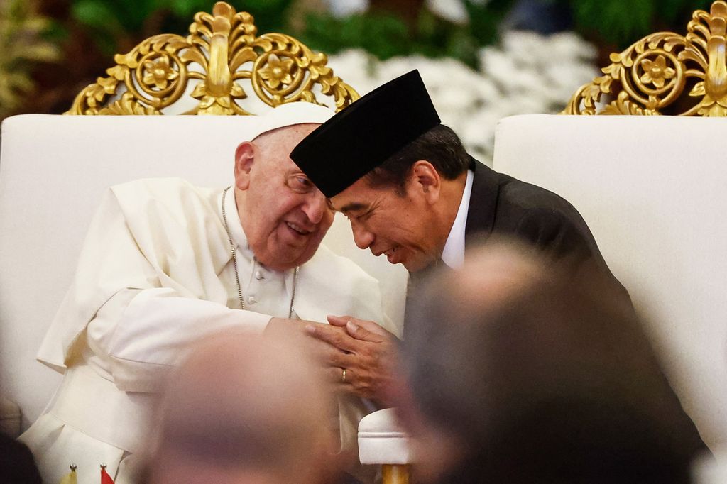 Paus Fransiskus dan Presiden Joko Widodo berbincang di Istana Kepresidenan di Jakarta (4/9/2024).