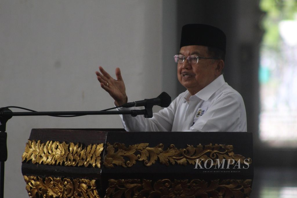 Ketua Umum Dewan Masjid Indonesia Jusuf Kalla menyampaikan ceramahnya dalam pelantikan pengurus Dewan Masjid Indonesia Wilayah Sumatera Selatan di Masjid Agung Palembang, Kota Palembang, Sumatera Selatan, Selasa (21/3/2023). Dalam ceramahnya, dia meminta agar masjid tidak dijadikan sebagai panggung politik.
