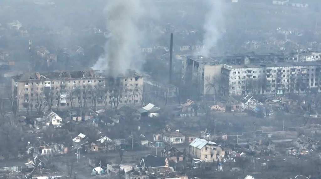 Tangkapan layar video AFPTV yang menunjukkan pemandangan udara Kota Bakhmut (27/2/2023) yang hancur akibat pertempuran sengit Rusia-Ukraina.