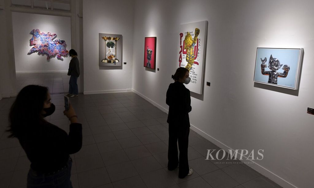 Pengunjung menikmati karya-karya dalam pameran seni rupa "New Hope" di Galeri Nasional Indonesia, Jakarta, Senin (6/2/2023). Pameran tersebut menghadirkan 91 karya dari 30 perupa. Selain menghadirkan seniman dari sejumlah daerah seperti Bali, Yogyakarta, Jawa Tengah, dan Jawa Timur, seniman dari Malaysia dan Rusia juga turut berpartisipasi. Pameran "New Hope" akan berlangsung hingga 23 Februari 2023. 