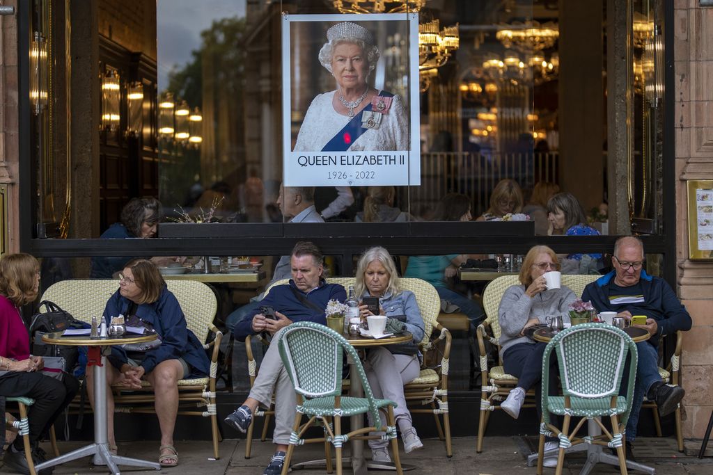 Sejumlah pengunjung duduk menikmati kudapan dan minuman di teras sebuah restoran di kota London, Inggris, 13 September 2022. 