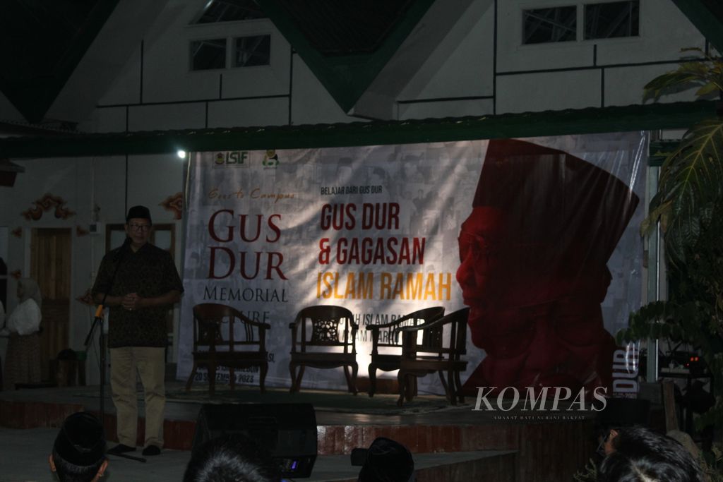Menteri Agama RI Periode 2014-2019 Lukman Hakim Saifudin menjadi pembicara dalam acara Gus Dur Memorial Lecture di Institut Studi Islam Fahmina, Kota Cirebon, Jawa Barat, Rabu (20/9/2023) malam. Acara yang diinisiasi Jaringan GUSDURian itu untuk menggali dan menyebarkan gagasan Gus Dur terkait dengan toleransi, Islam yang ramah, dan lainnya.