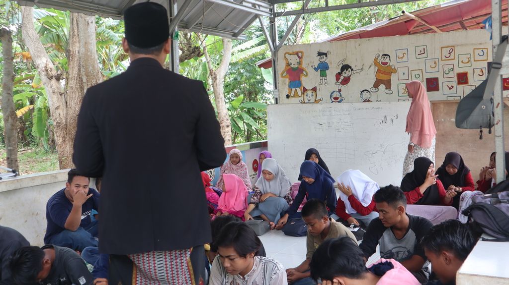 Students of Alam Prasasti School, Piket Indah Village, Sukatenang Village, Sukawangi, Bekasi Regency, West Java, while studying together in their schoolhouse on Tuesday (24/11/2020) afternoon. These children are children who had dropped out of school, orphans, or children from poor families..