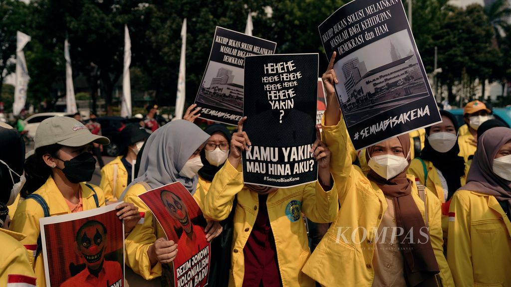 Students who are members of the National Alliance for Criminal Code Reform demonstrate around the Horse Statue of Arjuna Wijaya, Central Jakarta, Tuesday (21/6/2022).
