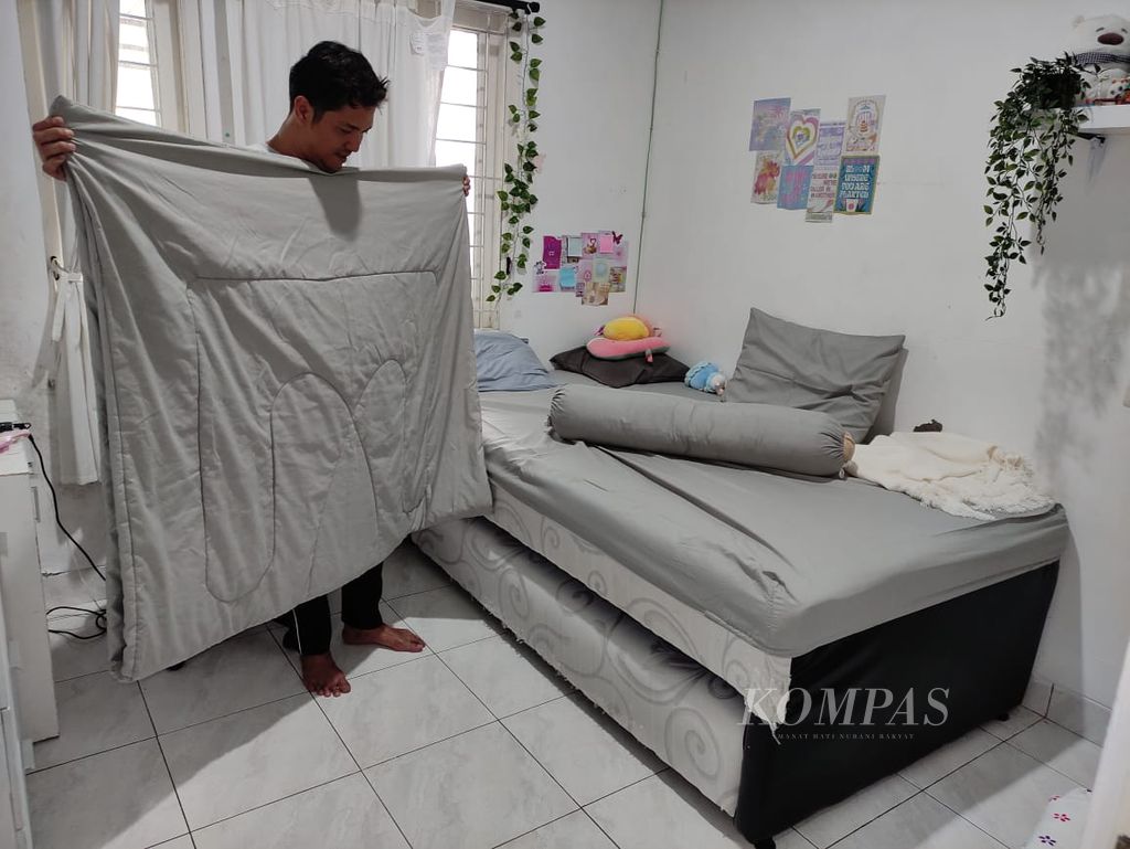 Bertza Pradipta membereskan kamar anaknya di Jagakarsa, Jakarta, Rabu (22/2/2023).