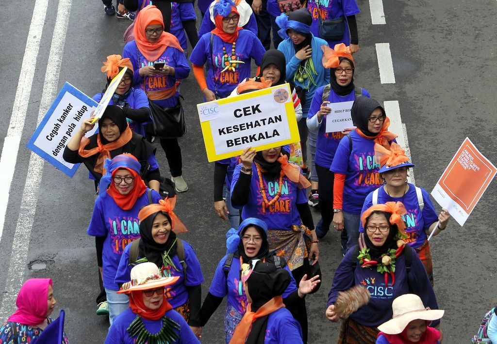 Peserta jalan sehat mengikuti karnaval saat memperingati Hari Kanker Sedunia (HKS). PT Ferron Par Pharmaceuticals dan Indonesia Cancer Information and Support Center (CISC) menggelar acara jalan sehat Karnaval Penyintas Kanker di kawasan hari bebas kendaraan bermotor, Jalan MH Thamrin, Jakarta, Minggu (23/2/2020).