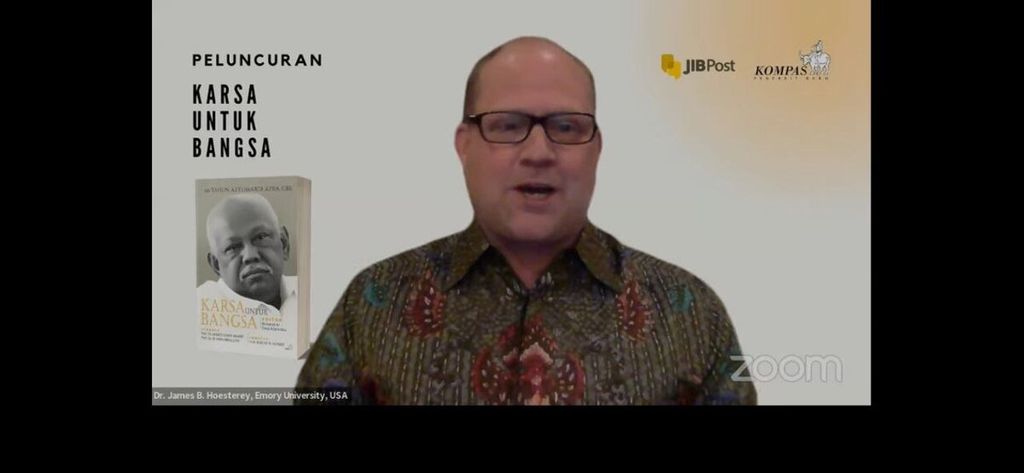 Peneliti agama dari Universitas Emory, Atlanta, Amerika Serikat, James B Hoesterey, hadir dalam peluncuran buku "Karsa untuk Bangsa: 66 Tahun Sir Azyumardi Azra, CBE" yang diterbitkan oleh Penerbit Buku Kompas, secara daring, Kamis (17/3/2022).
