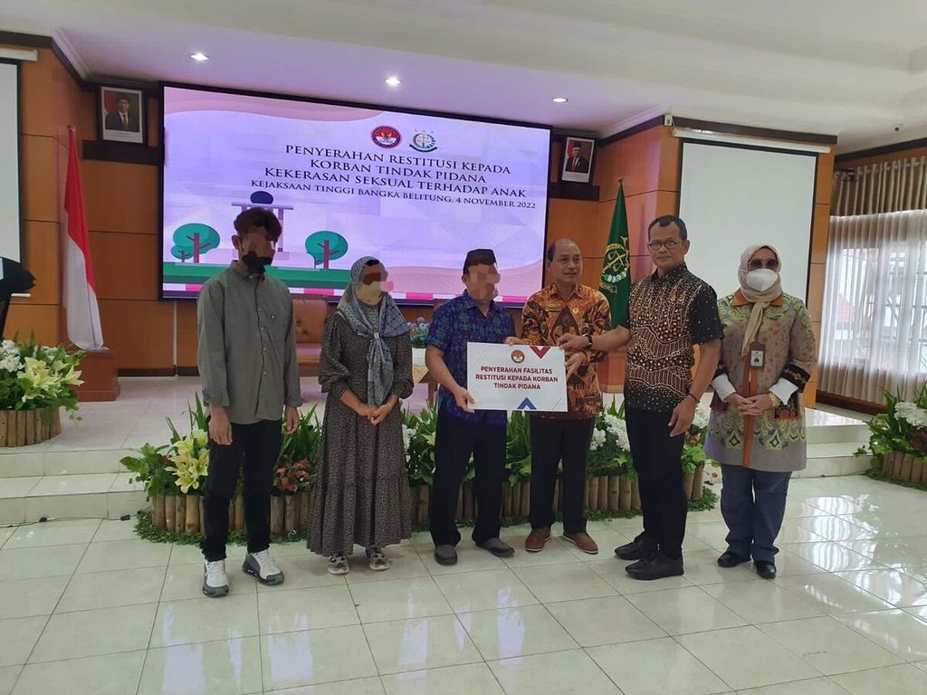 Suasana saat penyerahan restitusi kepada keluarga korban kekerasan seksual di Bangka Selatan, Provinsi Bangka Belitung, yang diserahkan oleh Kejaksaan Negeri Bangka Selatan.