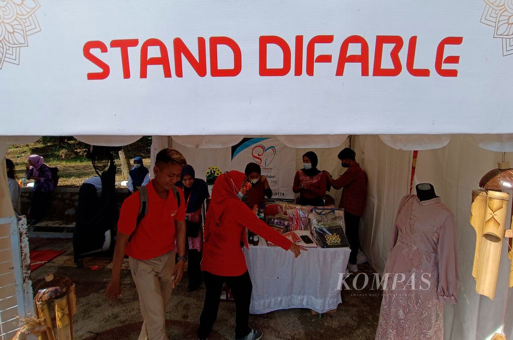 Produk kerajinan dari warga penyandang difabel yang turut dihadirkan dalam penyelenggaraan Foodstreet Festival 2022 di Waduk Jatibarang, Kota Semarang, Jawa Tengah (20/5/2022). Pameran yang mereka ikuti tersebut untuk membentuk rasa percaya diri dengan kreasinya sebagai usaha rintisan. 
