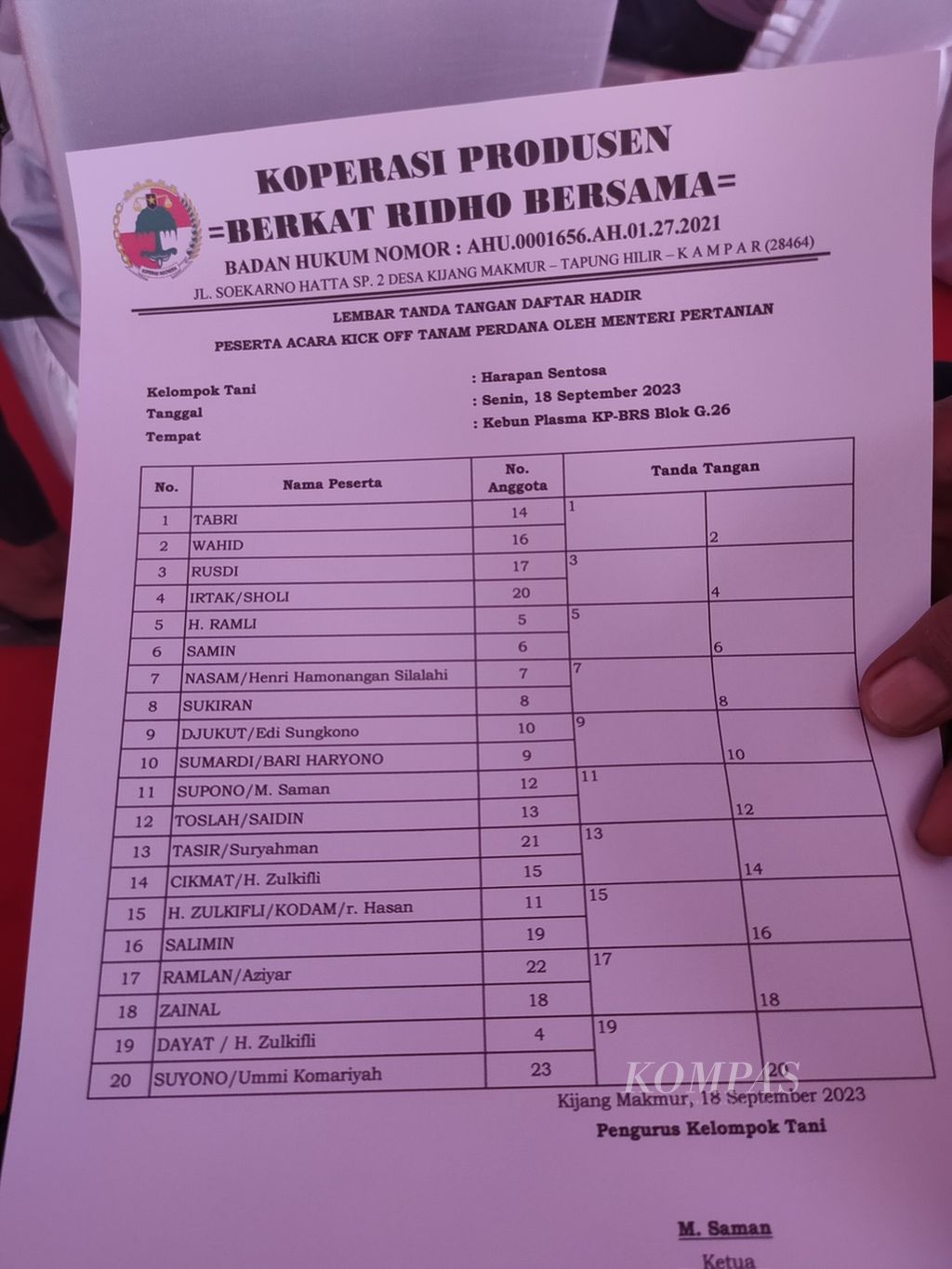 Seorang anggota Koperasi Berkat Ridho menunjukkan nama-nama petani yang akan mendapat dana bantuan dalam program Peremajaan Sawit Rakyat di Desa Kijang Makmur, Kecamatan Tapung Hilir, Kampar, Riau, Senin (18/9/2023).
