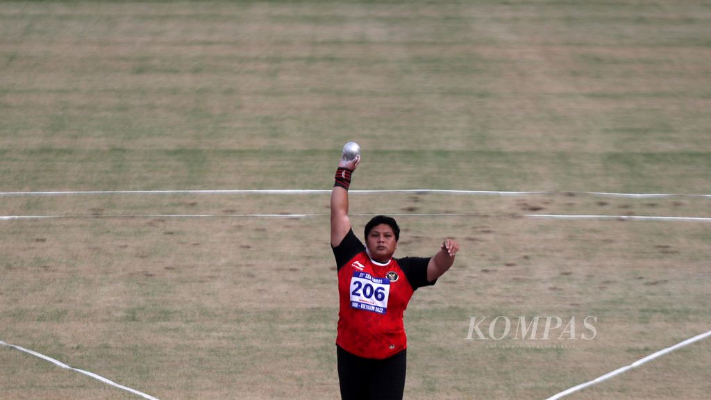 Atlet Indonesia Eki Febri Ekawati ketika berlaga dalam nomor tolak peluru putri cabang atletik dalam SEA Games Vietnam 2021 di Stadion My Dinh, Hanoi, Vietnam, Selasa (17/5/2022). Eki Febri Ekawati berhasil meraih medali emas dalam nomor ini. Tolakan terbaik yang dihasilkan Eki Febri Ekawati sejauh 15,20 meter. Medali perak diraih atlet Thailand, Areerat Intadis, dan medali perunggu diraih atlet Thailand, Athima Saowaphaiboon. Keberhasilan Eki ini menjadi medali emas pertama bagi cabang atletik bagi Indonesia. 