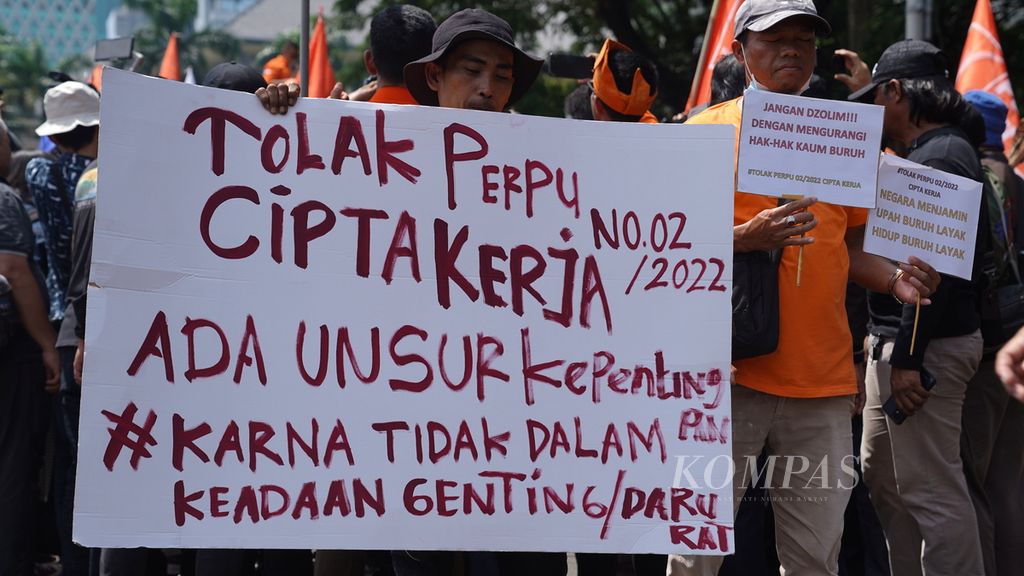 Kader dan simpatisan Partai Buruh berunjuk rasa di sekitar Patung Kuda Arjuna Wiwaha, Jakarta Pusat, Sabtu (14/1/2022). Presiden Partai Buruh Said Iqbal dalam orasi politiknya mengusung 10 tuntutan, antara lain penolakan terhadap Perppu No 2 Tahun 2022 tentang Cipta Kerja. Buruh juga menolak permasalahan upah minimum, pesangon, karyawan kontrak, jam kerja, tenaga asing, hingga PHK. Massa aksi dari Jabodetabek tersebut selanjutnya konvoi untuk mengikuti Rapat Kerja Nasional.