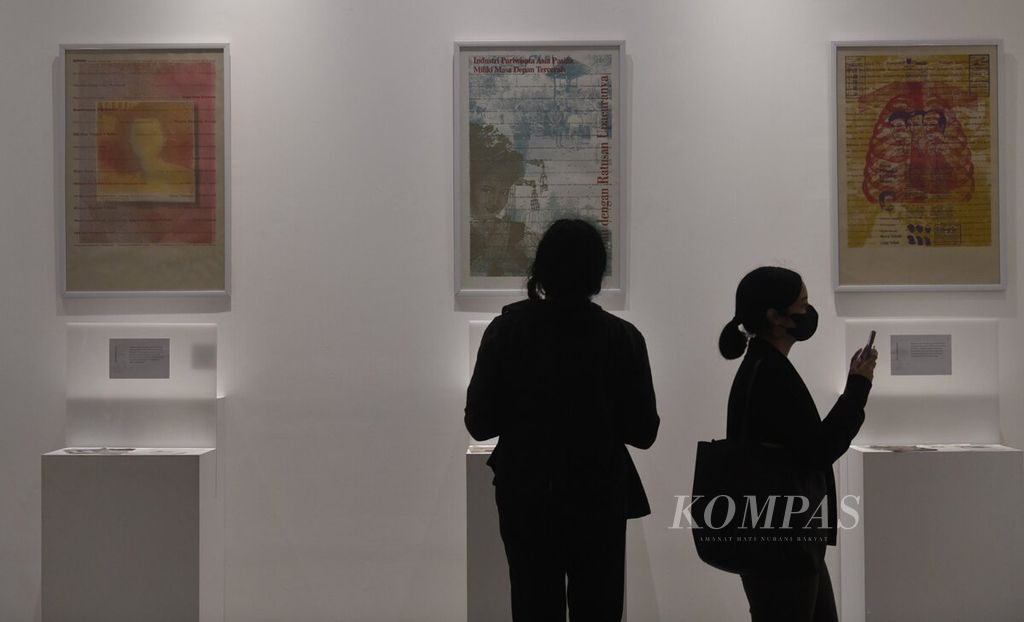 Suasana pembukaan pameran arsip Tribute to Urban Masters Sapardi Djoko Damono & Wagiono Sunarto di Galeri Seni Taman Ismail Marzuki, Jakarta, Jumat (22/7/2022). Mendiang Sapardi dan Wagiono dikenal sebagai akademisi dan seniman yang aktif berkarya hingga akhir hayat. Pameran akan berlangsung hingga 17 Agustus 2022.