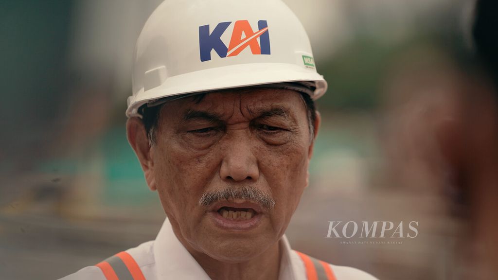 Menteri Koordinator Bidang Kemaritiman dan Investasi Luhut Binsar Pandjaitan memberikan keterangan pers setelah meninjau progres depo stasiun kereta ringan (LRT) Jabodebek Jatimulya di Kelurahan Jatimulya, Kecamatan Tambun Selatan, Kabupaten Bekasi, Jawa Barat, Jumat (1/4/2022). 