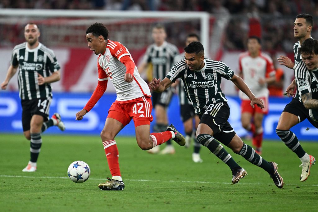 Gelandang serang Bayern Muenchen, Jamal Musala (kiri), dikejar gelandang bertahan Manchester United, Casemiro, pada laga penyisihan grup Liga Champions Eropa di Muenchen, Jerman, Kamis (21/9/2023) dini hari WIB. Bayern menang 4-3. 