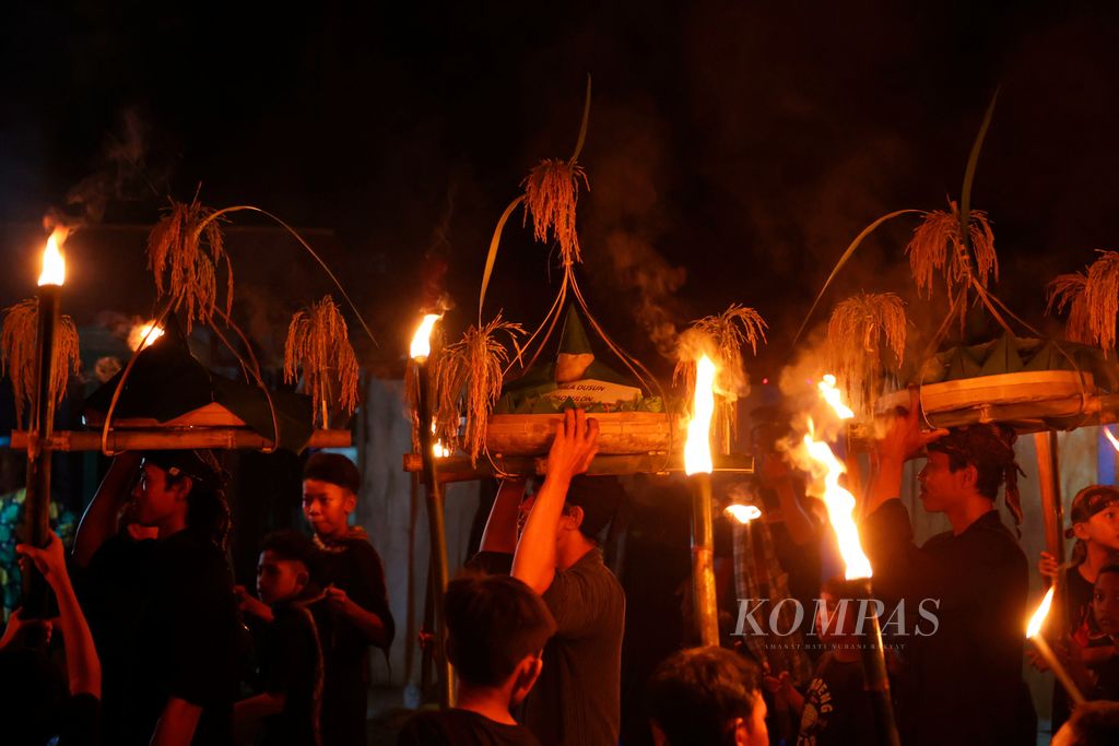 Mengusung Sesaji 