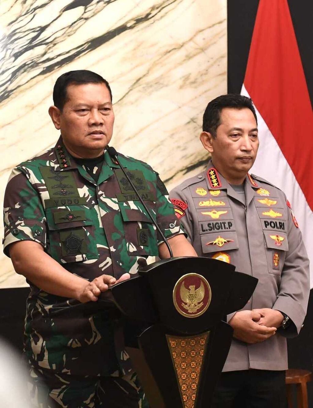 Panglima TNI Laksamana Yudo Margono saat memberikan keterangan pers seusai rapat terbatas yang dipimpin Presiden Joko Widodo di Ruang Cendrawasih, Swiss-belhotel Jayapura, Kota Jayapura, Provinsi Papua, Senin (20/3/2023).