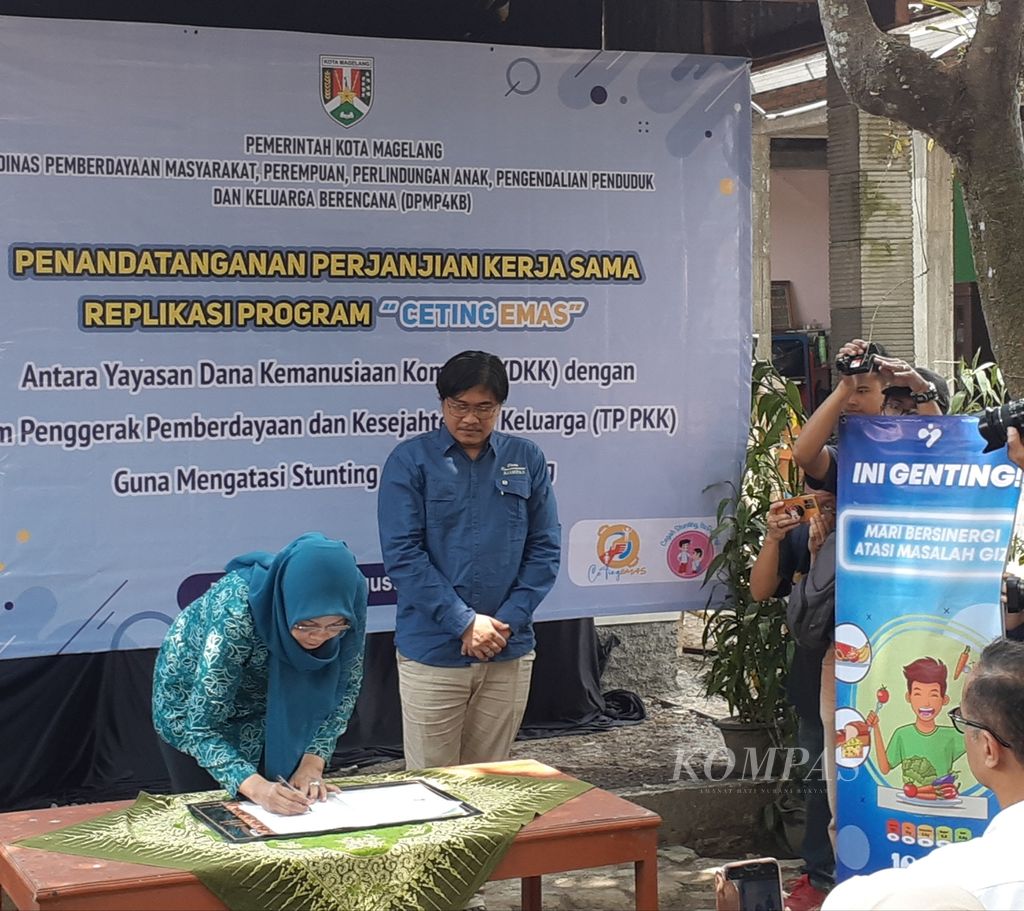 Ketua Yayasan DKK Gesit Ariyanto dengan Ketua Tim Penggerak Pemberdayaan dan Kesejahteraan Keluarga (PKK) Kota Magelang Niken Ichtiaty Nur Aziz menandatangani MoU program jangka pendek intervensi gizi pencegahan tengkes, Kamis (31/8/2023) di TK Harapan, Kelurahan Rejowinangun Utara, Kecamatan Magelang Tengah, Kota Magelang, Jawa Tengah. 