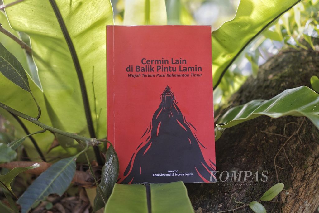 Buku kumpulan puisi bertajuk <i>Cermin Lain di Balik Pintu Lamin, Wajah Terkini Puisi Kalimantan Timur</i>, yang diterbitkan secara gotong royong oleh sekelompok pemuda di Kota Samarinda, Kalimantan Timur, dipotret di Kota Balikpapan, Rabu (15/3/2023).