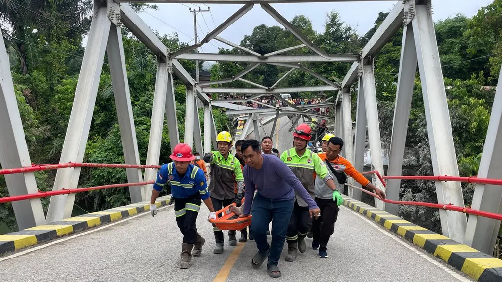 Jembatan Busui Ambruk Ditabrak Truk Semen, Jalur Lintas Kaltim-Kalsel Lumpuh Total