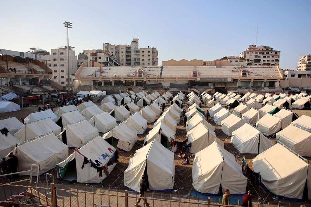 Jajaran tenda pengungsi warga Palestina tampak rapi di Stadion Palestina di Kota Gaza, Jalur Gaza, Sabtu (9/11/2024). Sebanyak 16 warga Palestina tewas setelah serangan militer Israel menyasar sejumlah bangunan sipil, termasuk tenda-tenda tempat tinggal para pengungsi.  