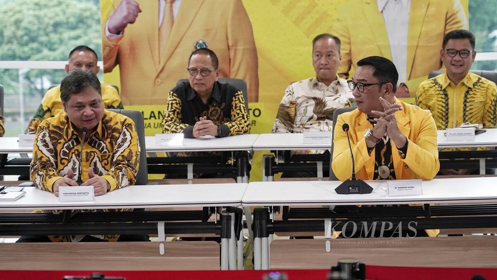 Ketua Umum Partai Golkar Airlangga Hartarto (kiri) bersama Gubernur Jawa Barat Ridwan Kamil (kanan) menggelar konferensi pers di Kantor DPP Partai Golkar, Slipi, Jakarta (18/1/2023). Gubernur Jawa Barat Ridwan Kamil secara resmi masuk ke Partai Golkar. 