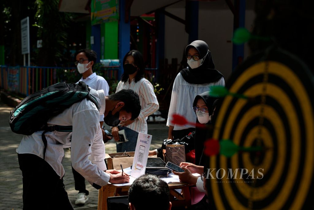 Mahasiswa hadir pada acara edukasi saham untuk anak muda yang diselenggarakan Bursa Efek Indonesia Jateng dan Otoritas Jasa Keuangan di Fakultas Ekonomi Universitas Negeri Semarang, Kota Semarang, Jawa Tengah, Senin (21/11/2022). Edukasi pasar modal ini diberikan bagi mahasiswa untuk menambah pengetahuan mereka tentang pengelolaan keuangan dan investasi. 