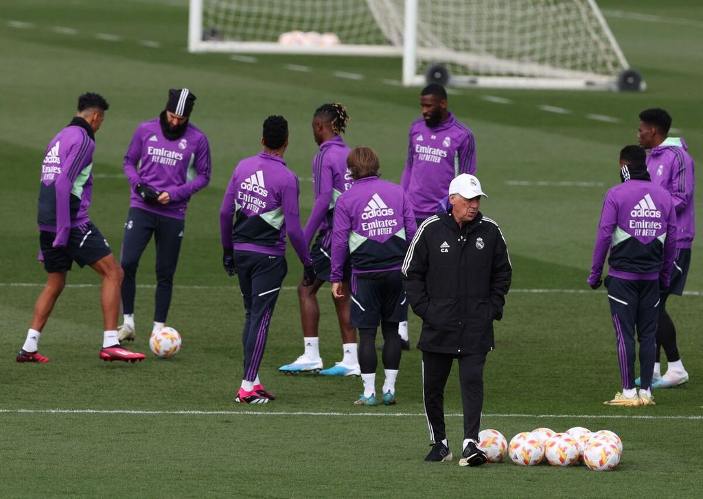 Pelatih Real Madrid Carlo Ancelotti memimpin latihan di fasilitas latihan Ciudad Real Madrid, Valdebebas, Madrid, Spanyol, Rabu (1/3/2023). Real Madrid akan menjamu Barcelona dalam laga pertama semifinal Piala Raja Spanyol, Jumat (3/3/2023) dini hari WIB. 