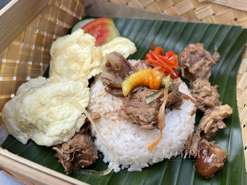 Nasi Putri Manohara sebagai hidangan utama. 