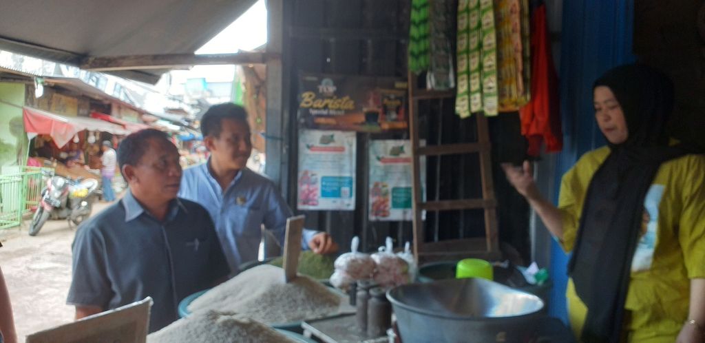 Misbah, pedagang di Pasar Naikoten, Kupang, Jumat (10/3/2023), menjelaskan sejumlah permasalahan yang dihadapi pedagang kepada anggota Komisi II DPRD NTT yang datang ke pasar itu.